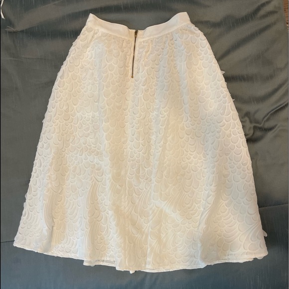 Gorgeous white skirt (on right) - Picture 4 of 8